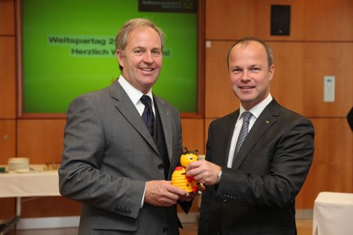 v.l.: RLB-Aufsichtsratspräsident Wilfried Thoma mit Generaldirektor Mag. Markus Mair und dem Star vieler Kinder, der Sumsi-Biene.
