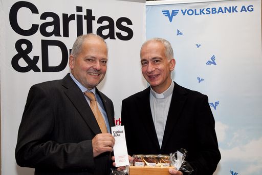 http://pressefotos.at/m.php?g=1&u=66&dir=200910&e=20091030_a&a=event 
Im Bild vlnr.: Gerald Wenzel (Generaldirektor der ÖVAG), Michael Landau (Caritas)