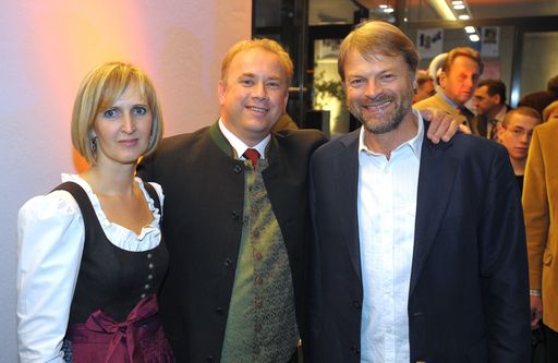 Vorschau Bild von v.l.n.r. Petra Reindl, Wolfgang Reindl, Architekt Axel Hupfauer