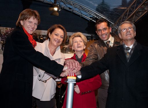 Vizebürgermeisterin Mag. Oppitz-Plörer, Stadträtin Dr. Pokorny-Reitter, Bürgermeisterin Hilde Zach und Vizebürgermeister DI Sprenger beim Betätigen des Buzzers