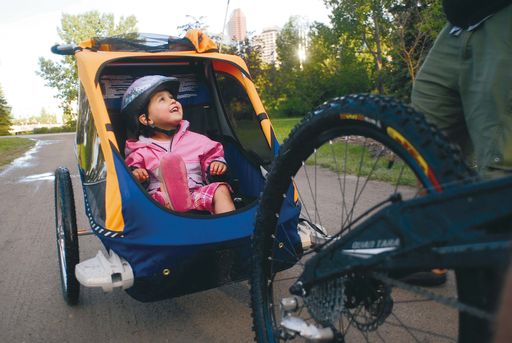  Sicherheit für die Kleinsten im Kinderfahrradanhänger von Chariot