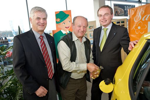Personen v.l.n.r. Präsident RegR Alfred Weidlich, NÖ Abfallwirtschaftsverein; Erich.Besau, Gewinner des Pflanzenöl-Autos; Umweltlandesrat Dr. Stephan Pernkopf.
