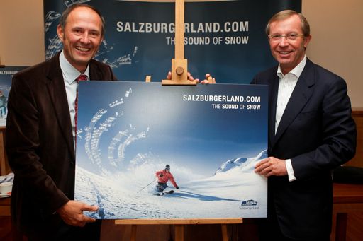Vorschau Bild von Leo Bauernberger (links, GF SLTG) und LH-Stv. Dr. Wilfried Haslauer mit dem aktuellen .Sujet zur Winterkampagne "The Sound of Snow.