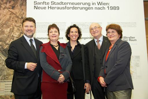 http://pressefotos.at/m.php?g=1&u=43&dir=200911&e=20091103_i&a=event
Ausstellungseröffnung: Die sanften Wilden - Das Wiener Modell der Stadterneuerung