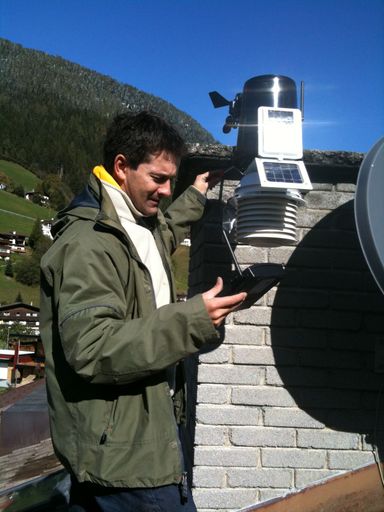 Vorschau Bild von DI Edgar Treml (MOWIS) bei der Installation einer Messstation in Stubai/Tirol