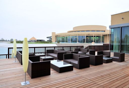 Blick von der Seeterrasse der St. Martins Lodge auf die Therme!
