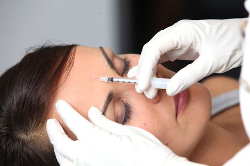 Ewig jung, straff, schlank und attraktiv, so wollen die meisten Österreicherinnen und Österreicher laut einer aktuellen Studie der Österreichischen Gesellschaft für Kosmetische Chirurgie mit 900 befragten Managern, Unternehmern und Führungskräften sein.