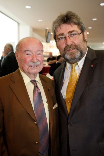 Bei der Eröffnung der 40. >Alles für den Gast Herbst< war der Gründer der Messe, Dr. Armin Korona, als Ehrengast mit dabei - im Bild mit Dir. Johann Jungreithmair, CEO von Reed Exhibitions (rechts im Bild).