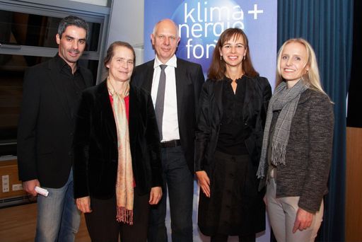  http://pressefotos.at/m.php?g=1&u=43&dir=200911&e=20091107_f&a=event
Hat die Zukunft Zukunft?  Klimalounge in der Wiener Urania - im Bild v.l.n.r. Roman Rafreider (ORF, Moderation), Klimaforscherin Prof. Helga Kromp-Kolb, Zukunftsforscher Matthias Horx, Motivforscherin Sophie Karmasin und Eveline Steinberger (Klimafonds GF)