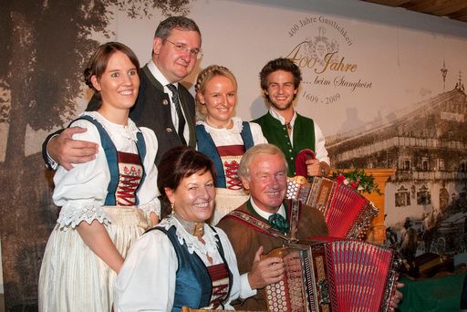 "Der Stanglwirt", sagt Balthasar Hauser, "ist gebaute Musik." Folgerichtig dirigiert im Erfolgsorchester die gesamte Familie mit. v.l.: Elisabeth, Richard, Maria und Johannes mit ihren Eltern Magdalena und Balthasar Hauser.