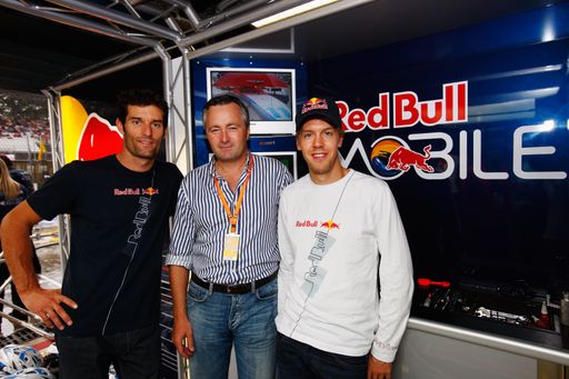Dr. Hannes Ametsreiter, Vorstandsvorsitzender mobilkom austria und Telekom Austria, zu Besuch in der Formel1-Box des Red Bull Racing Teams. Mark Webber (l) und Sebastian Vettel (r).