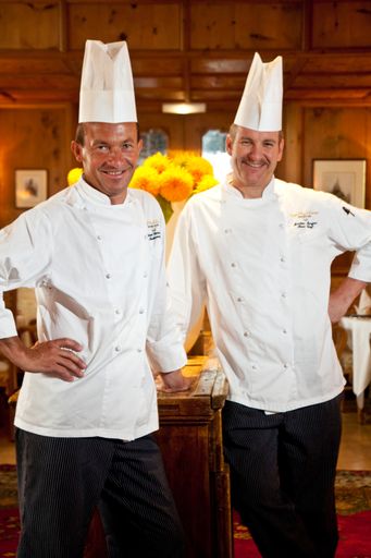 Vorschau Bild von Die Restaurantkritiker von Gault Millau bedachten das Team rund um Küchenchef Roland Geisberger (li.) vom Europa Stüberl des Grand Hotel Europa in Innsbruck mit fünfzehn Punkten.