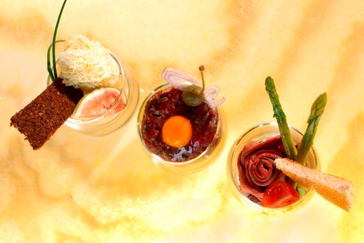 Vorschau Bild von Das bewährte und wieder mit 2 Gault Millau Hauben prämierte Spitzenteam um Roland Geisberger, Chef de Cuisine im Europastüberl, kombiniert regionale, saisonale und internationale Spezialitäten mit Kreativität, Innovation und Esprit.