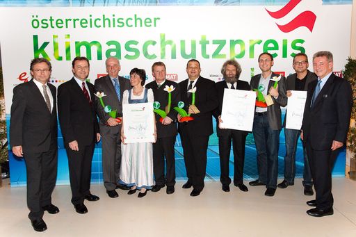 http://pressefotos.at/m.php?g=1&u=66&dir=200911&e=20091110_a&a=event
Österreichischer Klimaschutzpreis 2009. Im Bild v.l.n.r.:  (ORF-Generaldirektor), Niki Berlakovich (Umweltminister), Sepp Eisenriegler (Sieger Kategorie Ideen & Innovation), Marianne und Karl Pirsch (Sieger Handwerk & Gewerbe), Hans Mörwald (Hofer-Generaldirektor) und Werner Lampert (Bio Pionier) als Preisträger in der Kategorie Industrie & Großbetriebe sowie Stefan Pilgersdorfer und Thomas Pree (Pfarre Mauthausen, Preisträger Kategorie Alltag & Leben), Helmut Hanusch (Format)