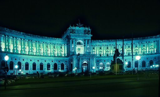 Die blau beleuchtete Hofburg anlässlich des  
Weltdiabetestages am 14. November 2009