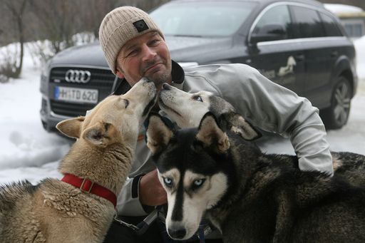 Vorschau Bild von Beim 1. Tirol Cross Mountain von 4.-6.12.2009 werden Promis Musher beim Schlittenhunderennen im Kühtai. (Im Bild: Till Demtroeder)