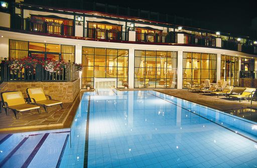 Vorschau Bild von Das Herzstück des Relax & Spa Refugium ist der miteinander verbundene Innen- und Außenpool. Darüber liegend die Wellness-Juniorsuiten..