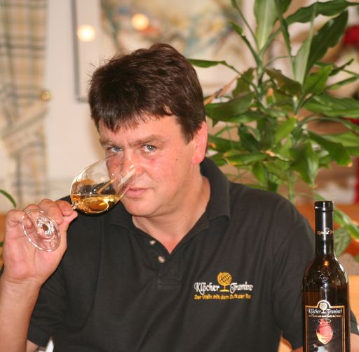  Josef Nell mit dem prämierten Siegerwein "Gelber Traminer Spätlese Seindl 2008"