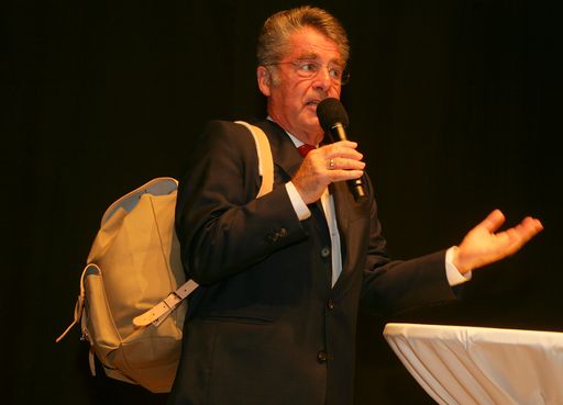  Bundespräsident Dr. Heinz Fischer mit einem Entdeckerrucksack überreicht von VAMED Generaldirektor Dr. Ernst Wastler und Geschäftsführer Klaus M. Hofmann anlässlich der Eröffnungsfeier der St. Martins Therme & Lodge