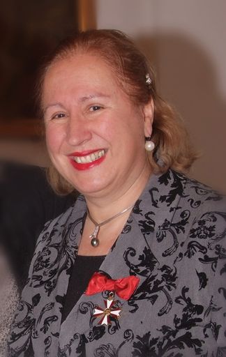  Diese bedeutende Auszeichnung wurde ihr im Barockschloss Riegersburg durch die Österreichische Botschafterin in Tschechien, Frau Dr. Margot Klestil-Löffler, überreicht.