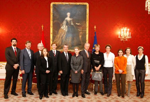 Vorschau Bild von Gruppenfoto (links von Herrn Bundespräsidenten Dr. Heinz Fischer: Univ.Doz. Dr. Raimund Weitgasser, rechts: Dr. Andrea Pelinka-Kinz)