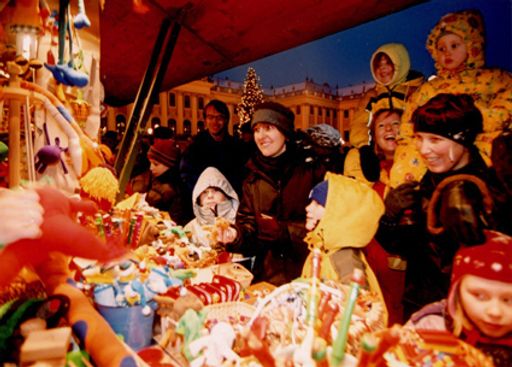 Vorschau Bild von Kinder vor Marktstand / Aufnahmeort: Schloss Schönbrunn.