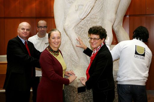 http://pressefotos.at/m.php?g=1&u=82&dir=200911&e=20091113_b&a=event
Im Bild: Byron Haynes (BAWAG P.S.K. Generaldirektor), "Kunsttrans"- Mitarbeiter, Agnes Husslein-Arco (Belvedere-Direktorin) und Regine Prehofer (Vorstandsdirektorin BAWAG PSK)