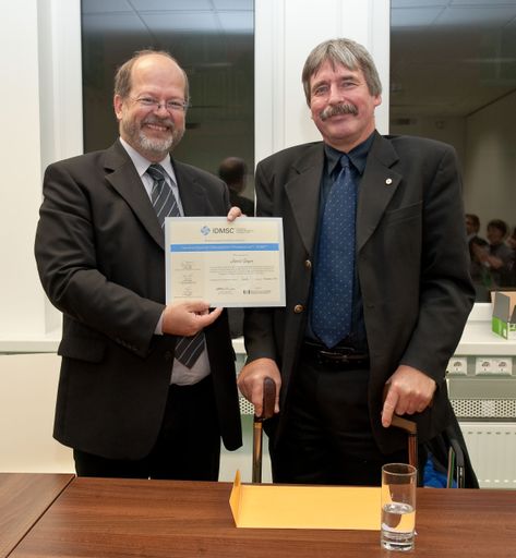 Vorschau Bild von Wolfgang Zimmermann überreicht am 10. November in Wien dem österreichischen Projektleiter Horst Harald Geyer das erste Zertifikat zum CDMP