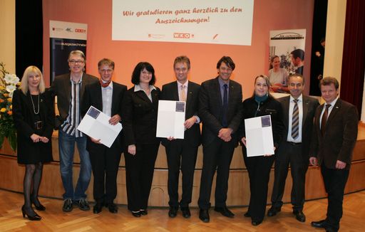 Ausgezeichnete AGM Lehrbetriebe (v.l.n.r.) Gabriele Zmugg / Leiterin des ADEG Bildungszentrums, Dietmar Mertlitz und Roland Gstach / AGM Markt Hohenems, Ines Tritscher und Ewald Österle / AGM Markt Lauterach, Michael Edinger / Regionaler Geschäftsleiter AGM, Melanie Loretz und Herbert Neureiter / AGM Markt Bludenz, und Andreas Poschner / Vorstandssprecher der ADEG Österreich Handels AG.