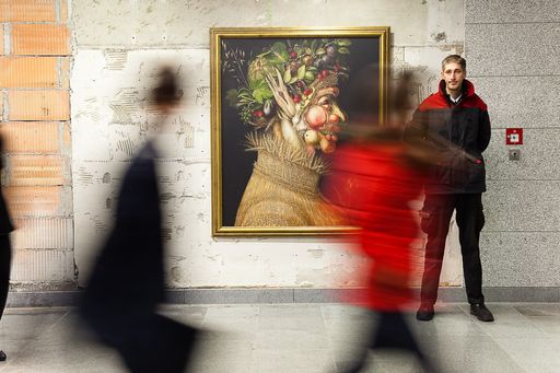  Das Kunsthistorische Museum zeigt Reproduktionen wie Giuseppe Arcimboldos "Sommer" im öffentlichen Raum. 
Die siwacht sorgt für den Schutz der Kunstwerke - hier auf dem Bahnhof Meidling.