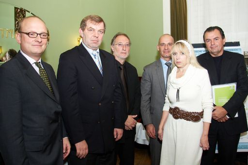 http://pressefotos.at/m.php?g=1&u=43&dir=200911&e=20091118_r&a=event
Österreichs erster Rheumabericht zeigt Handlungsbedarf bei der Versorgung von Betroffenen - Ergebnisse des Ersten Österreichischen Patientenberichts rheumatoide Arthritis 2009 - Im Bild v.l.n.r. Mag. Dr. Johannes Hohenauer (Geschäftsführer, Ebner Hohenauer HC Consult GmbH), Prim. Dr. Burkhard Leeb (Vorstand der 1. und 2. medizinischen Abteilung, Landesklinikum Weinviertel Stockerau, Präsident der Österreichischen Gesellschaft für Rheumatologie), Dr. Walter Pöltner (Sektionschef, Bundesministerium für Arbeit Soziales und Konsumentenschutz), Mag. Hanns Kratzer (Moderation, Geschäftsführer PERI Consulting), Daniela Loisl (Präsidentin der Rheumaliga) und Dr. Günther Wawrowsky (Vizepräsident der Österreichischen Ärztekammer)