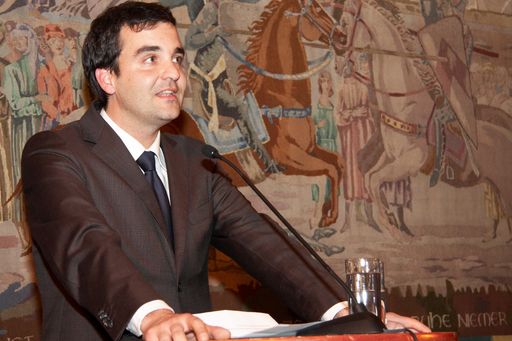 Vorschau Bild von Vize-Chefredakteur der Wiener Stadtzeitung "Falter", Florian Klenk, wurde mit dem Journalistenpreis "Writing for CEE" 2009 ausgezeichnet. Der 36-jährige Enthüllungsjournalist erhielt den mit 5.000 Euro dotierten Award für seine Reportage "Hinter dem Zaun" und schilderte in seiner Dankesrede die Zustände in einem in der Ukraine gelegenen Flüchtlingslager im slowakisch-ungarisch-ukrainischen Ländereck. 
