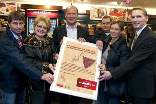 Ankerbrot Vorstand Peter Ostendorf (Mitte) freut sich mit den Geschäftsführern der Wiener Sozialmärkte über das gemeinsame Engagement in der Adventzeit (v.l.n.r.: Georg Jelenko, Geschäftsführer SOMA 21. Bezirk; Heidi Fert und Carsten Zech Geschäftsführer SOMA Hilfswerk 7. Bezirk; Mag. Monika Thurner, Geschäftsführerin SOMA Mödling; Alexander Schiel, Geschäftsführer smw 10. und 17. Bezirk).