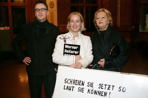  http://pressefotos.at/m.php?g=1&u=82&dir=200911&e=20091118_b&a=event
Intervention: Werner Reiterer "Breath" im Oberen Belvedere mit (v.l.n.r.) Werner Reiterer (Künstler), Agnes Husslein-Arco (Direktorin Belvedere) und Ursula Krinzinger (Galeristin)."