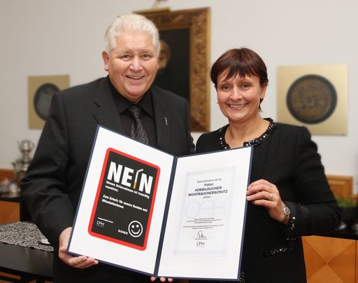 Verleihung des Zertifikats für Nichtraucherschutz an Dr. Herta Stockbauer, BKS Bank-Vorstand.