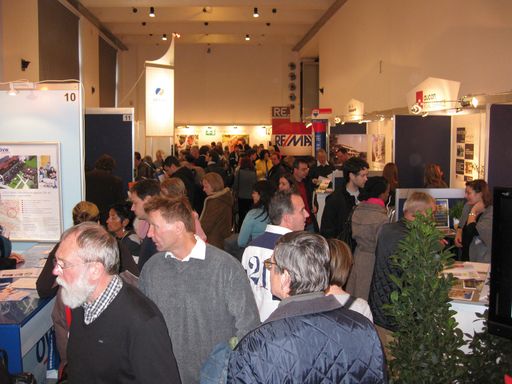 Vorschau Bild von Die Erste Wohnmesse am 8. November 2009 war für alle Beteiligten ein voller Erfolg. Gleich nach der Eröffnung um 10 Uhr strömten die ersten Besucher bei freiem Eintritt in die untere Ausstellungshalle des Museums für angewandte Kunst.