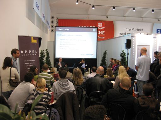 Vorschau Bild von Die Erste Wohnmesse am 8. November 2009 war für alle Beteiligten ein voller Erfolg. Gleich nach der Eröffnung um 10 Uhr strömten die ersten Besucher bei freiem Eintritt in die untere Ausstellungshalle des Museums für angewandte Kunst.