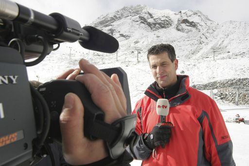 Björn Alexander beim Winterwetter-Dreh im Tiroler Schnee. Ab Donnerstag laufen auf dem deutschen Nachrichtensender n-tv das Winter-Wetter und Winter-Reisespecials aus Tirol. Mit im Boot sind die Kitzbüheler Alpen, Ötztal Tourismus, Serfaus-Fiss-Ladis, der Kaiserwinkel, Osttirol, die 5 Tiroler Gletscher, Ischgl und das Paznauntal.