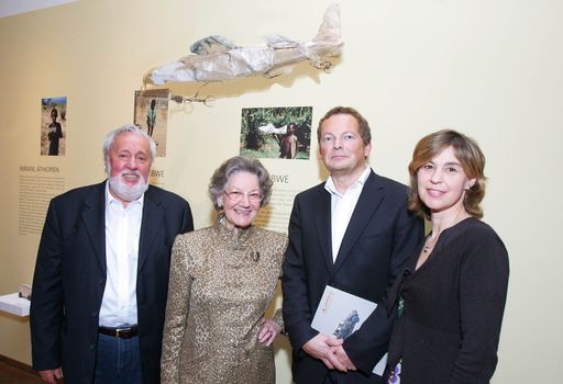  http://pressefotos.at/m.php?g=1&u=68&dir=200911&e=20091119_m&a=event
Wien - Bambus, Blech und Kalebassen. Das andere Spielzeug. Sammlung Fritz Trupp.