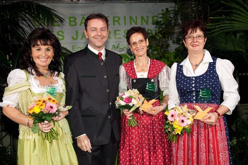 Berlakovich: Großartige Siegerinnenprojekte des Bäuerinnenwettbewerbs. Im Bild vlnr.: Anna Wieselthaler (Wien), Niki Berlakovich (Landwirtschaftsminister), Burgi Gfrerer (Salzburg), Sonja Huber (Oberösterreich), Weitere Bilder abrufbar unter: http://pressefotos.at/m.php?g=1&u=66&dir=200911&e=20091120_b&a=event