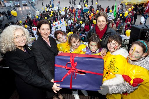 Kinder kämpfen für ihr Recht. Im Bild v.l.n.r.: Karin Kadenbach (Abgeordnete zum Europäischen Parlament), Gabriele Heinisch-Hosek (Bundesministerin für Frauen und Öffentlichen Dienst), Angela Lueger (Nationalrätin), Weitere Bilder abrufbar unter:
http://pressefotos.at/m.php?g=1&dir=200911&u=66&e=20091120_a&a=event