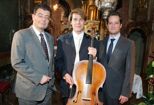 Erstmals vergibt die Esterházy Privatstiftung eine Patenschaft für ein neu restauriertes wertvolles historisches Violoncello aus der Esterházyschen Hofkapelle. Im Bild v.l.n.r.: Dr.Stefan Ottrubay (Generaldirektor Esterházy Betriebe), Michal Stahel (Cellist) und Dr.Florian Bayer (Leiter Esterházyschen Sammlungen), Weitere Bilder abrufbar unter:
http://pressefotos.at/m.php?g=1&u=68&dir=200911&e=20091120_c&a=event