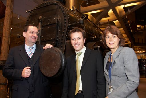 http://pressefotos.at/m.php?g=1&u=43&dir=200911&e=20091123_t&a=event
NORDBAHN. 170 Jahre Wien - Brünn / Eisenbahnschau im Technischen Museum Wien - v.l.n..r. SC Mag. Dr. Gerhard Gürtlich, Mag.Franz Hammerschmid BMVIT und Dr. Gabriele Zuna-Kratky (Direktorin Technisches Museum Wien)