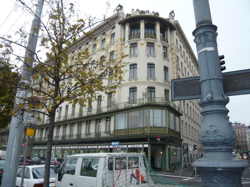 Vorschau Bild von Jugendstil-Lichtmastenverkleidungen vor Otto Wagner Häusern
vernichtet