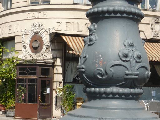 Vorschau Bild von Jugendstil-Lichtmastenverkleidungen vor Otto Wagner Häusern
vernichtet