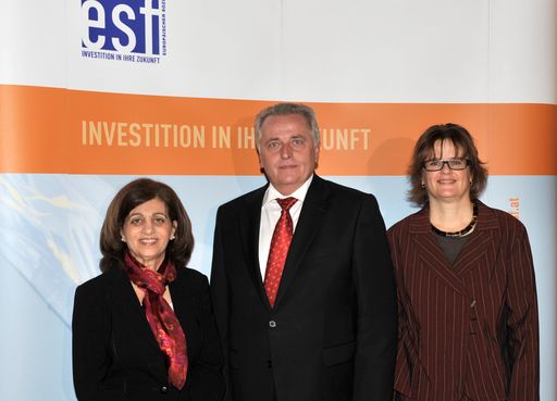 v.l.n.r. Lenia Samuel, Stv. Generaldirektorin Generaldirektion Beschäftigung, soziale Angelegenheiten und Chancengleichheit, Rudolf Hundstorfer, Bundesminister für Arbeit, Soziales und Konsumentenschutz und Petra Draxl, ESF-Abteilungsleiterin im BMASK