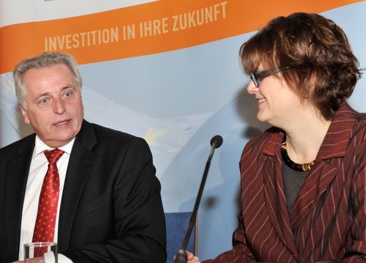Vorschau Bild von Rudolf Hundstorfer, Bundesminister für Arbeit, Soziales und Konsumentenschutz und Petra Draxl, ESF-Abteilungsleiterin im BMASK