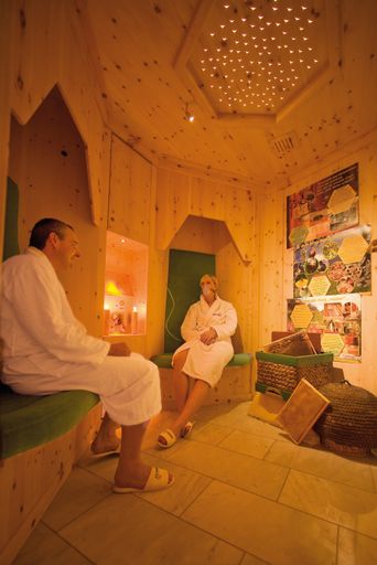  20 Minuten Energiekick täglich: Im neuartigen Bienenluft-Wohlfühlraum in der Wellnessresidenz Alpenrose am Achensee entspannt man sich gesund. Dazu trägt der Duft des Zirbenholzes ebenso bei wie das Propolis-Sauerstoff-Gemisch zum Einatmen.