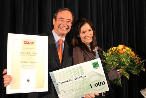 Jungunternehmerin Petra Niedermoser wurde von Wirtschaftskammer-Präsident Christoph Leitl ausgezeichnet.