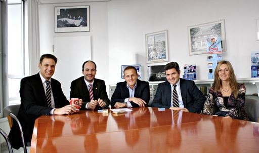 v.l.n.r.: Gerhard Steinberger, Mitglied der Geschäftsleitung, Pöschl Tabak Dipl.-Kfm. Patrick Engels, President & CEO, Pöschl Tobacco Group Mag. Manfred Knapp, Geschäftsführer, tobaccoland
Mag. Pablo di Biase, Trade Marketing und Sales, tobaccoland
Dipl.-BW Katrin Engels, Area Manager International Sales, Pöschl Tabak